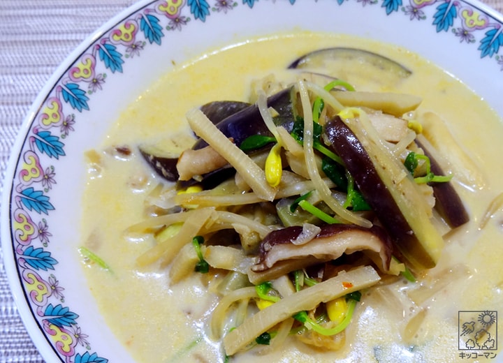 茄子とモヤシのピリ辛豆乳麺